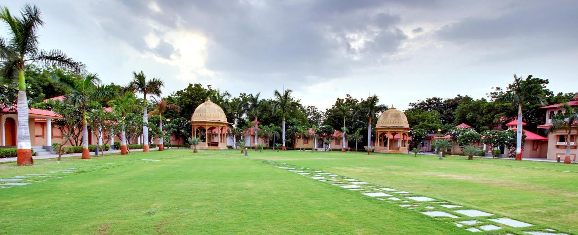 Holiday Resort & Spa A Unit Of S Poddar Group Gāndhīdhām Exterior foto